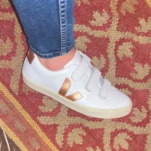 Veja Metallic Logo Lock Sneaker (Grip-Strap Trio)
